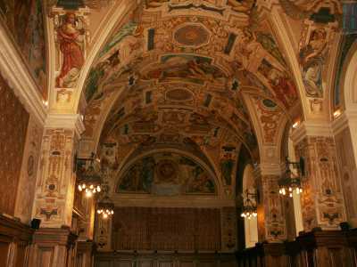 Siamo avvolti da un tripudio di colori e immagini: sembra quasi di essere all�interno di una chiesa rinascimentale. Ancora una volta sono gli affreschi a monopolizzare il soffitto. Realizzati dai fratelli veneziani Mario e Guido Prayer, rappresentano spesso puttini e fanciulle sensuali su sfondo chiaro